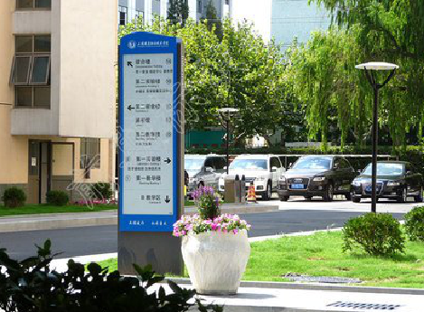 中方哪些因素影响宣传栏的制作？